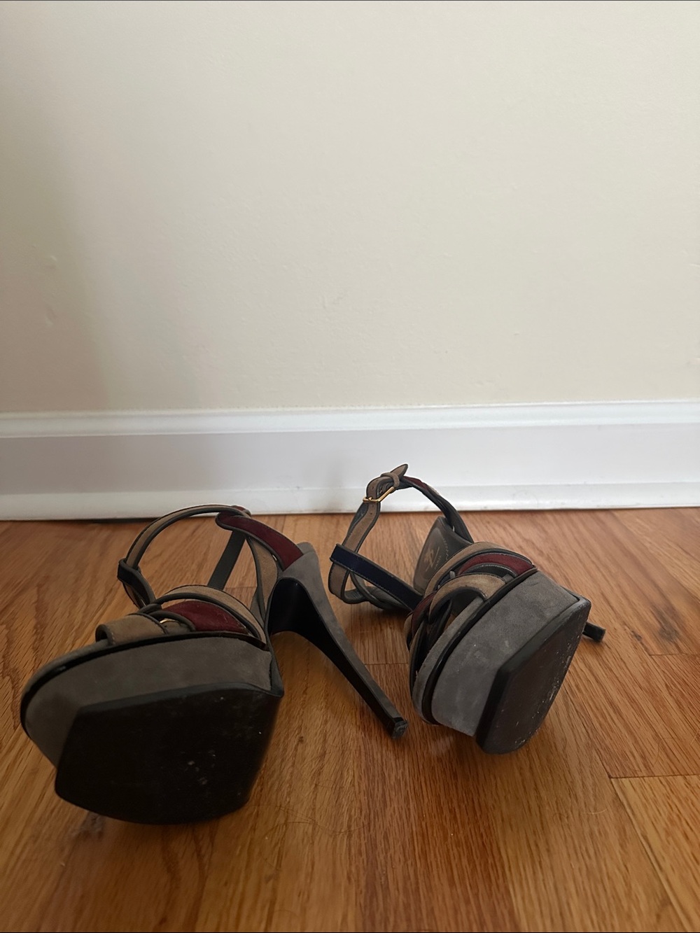 YSL Saint Laurent Suede T-Strap Sandals - Picture 6 of 6